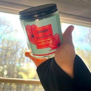 ♥️ A bath and body works poppy scented candle ♥️